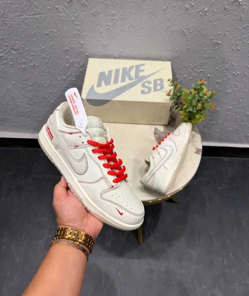 NIKE SB DUNK SUPREME WHITE RED
RADIUM (40)