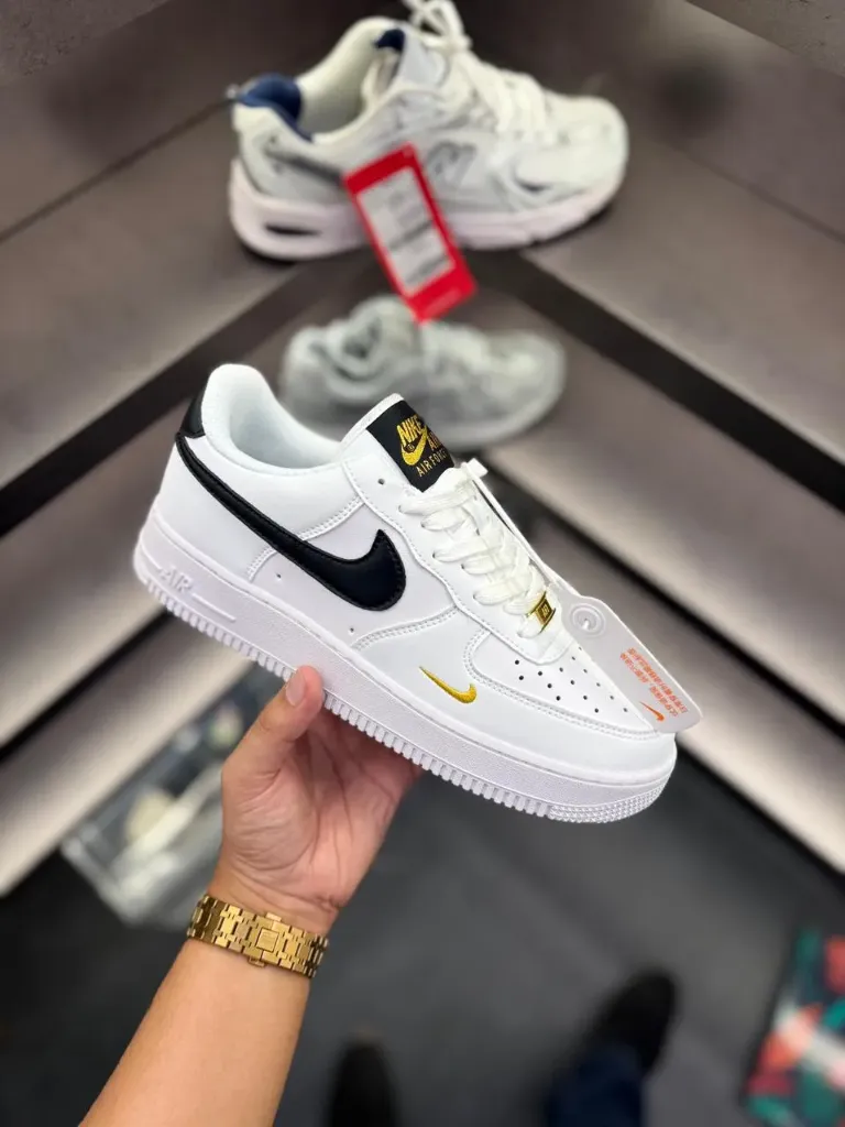 NIKE AIRFORCE ONE WHITE BLACK GOLD (40)