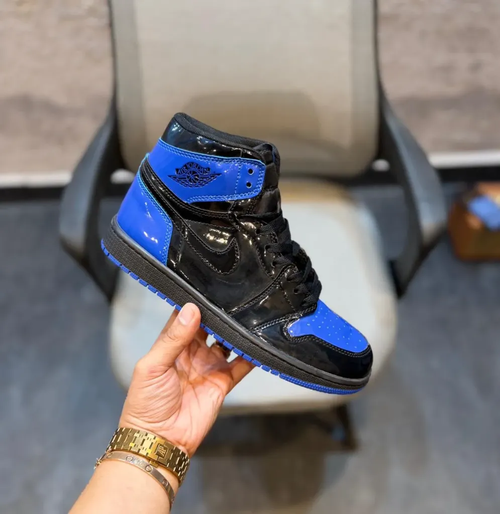 AIR JORDANS RETRO 1 PATENT BLUE
BLACK