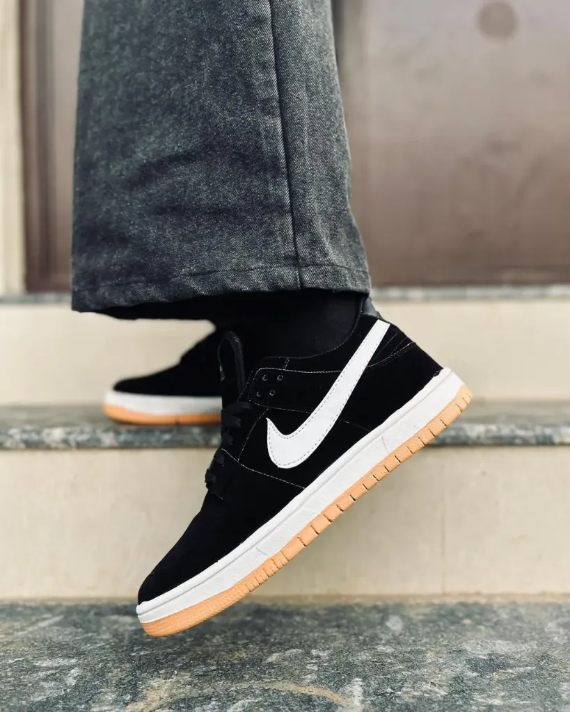 Nike dunk black white